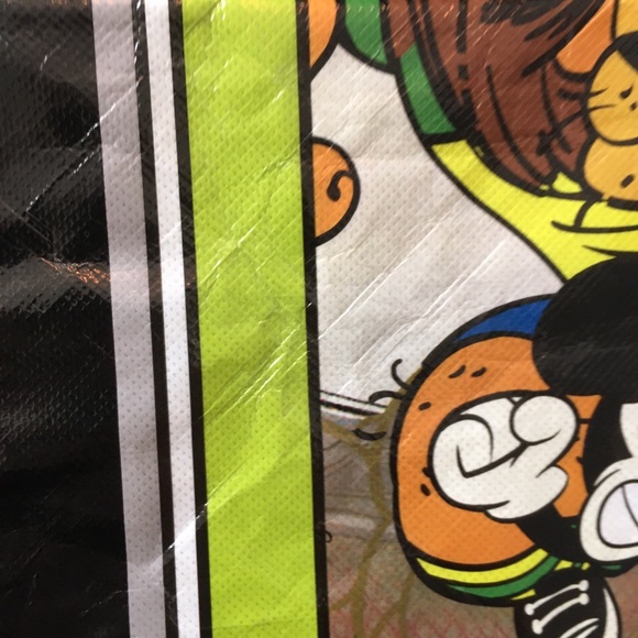 **LAST CHANCE!! FREE! Gift w/ Purchase! Mickey Mouse bundle - Picture 8 of 9